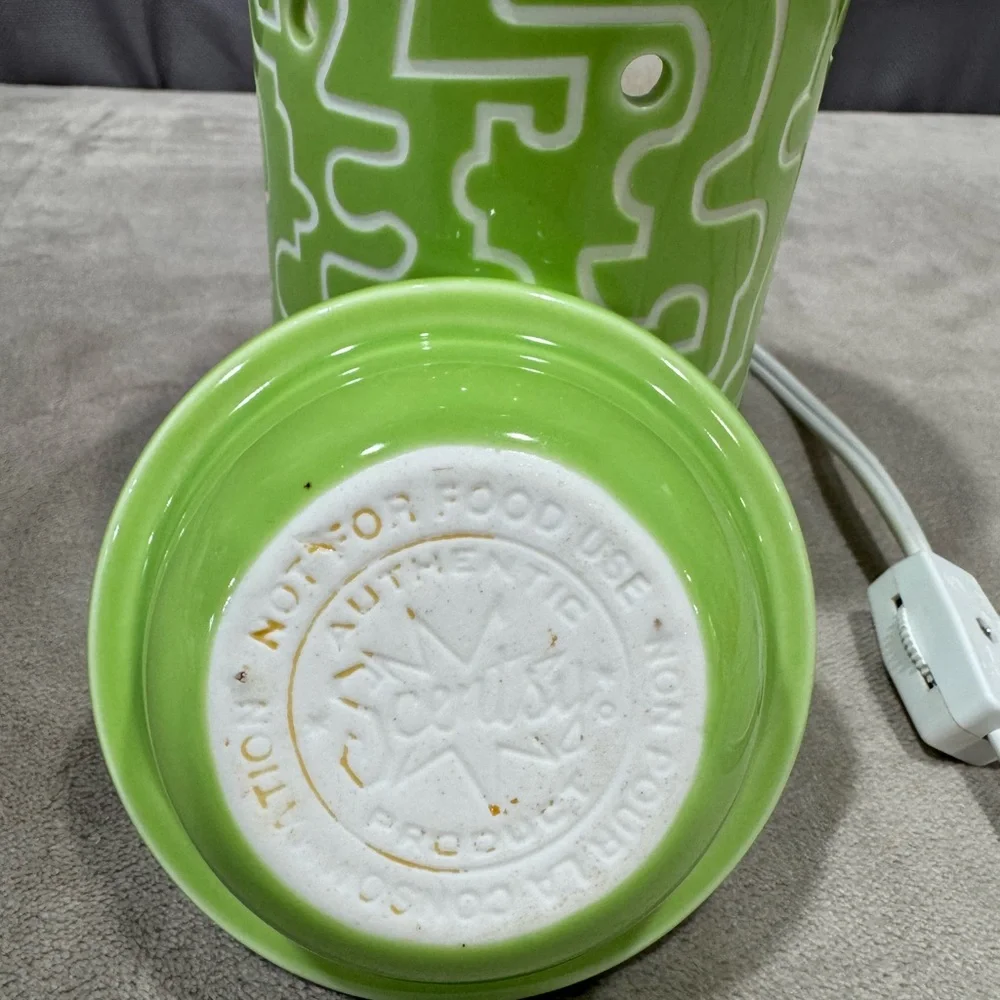 Scentsy A-Maze-Ing retired Ceramic Wax Warmer